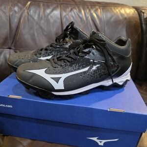 Mizuno Black and White Men's Soccer Shoes